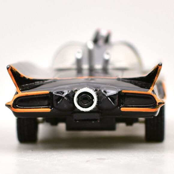 JADA 1:32 SCALE 1966 CLASSIC BATMAN BATMOBILE DIECAST 98225 DC COMICS - Picture 7 of 8